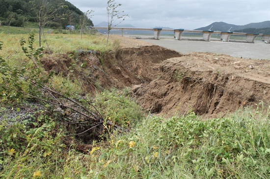  낙동강 달성보 하류쪽 우측 제방 위 생태공원 일부가 이번 여름 내린 집중 호우로 인해 잘려나갔다.
