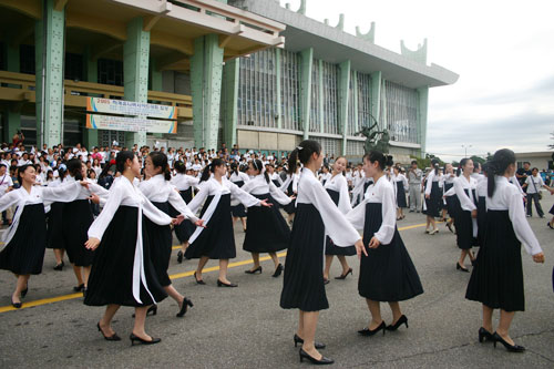 연환모임 행사장인 인천전문대 체육관 앞에서 '청년학생협력단'이 춤을 추는 모습
