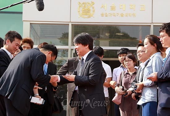  29일 오후 경기도 수원 서울대 융합과학기술대학원에서 열리는 후기 학위수여식에 참석하는 안철수 원장을 취재하기 위해 취재진 수십명이 몰리자, 안 원장이 학위수여식에 방해가 되지 않도록 미리 취재진을 만나겠다며 건물밖으로 나와 기자들과 명함을 교환하고 있다.