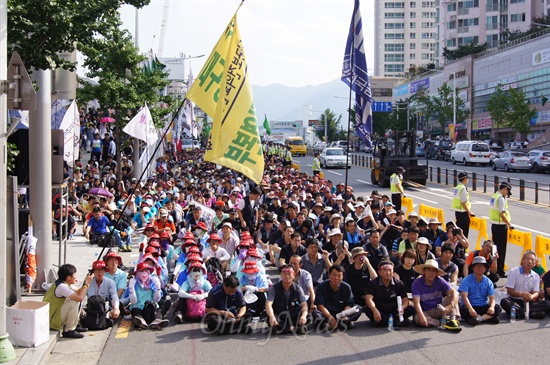 민주노총 대구본부와 경북본부 주최로 29일 오후 대구 중구 반월당 네거리에서 노동자, 농민 2000여 명이 모여 민중대회를 열었다.
