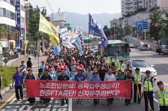 민중대회를 마친 노동자와 시민들은 반월당에서 대구노동청까지 약 4KM를 행진했다.