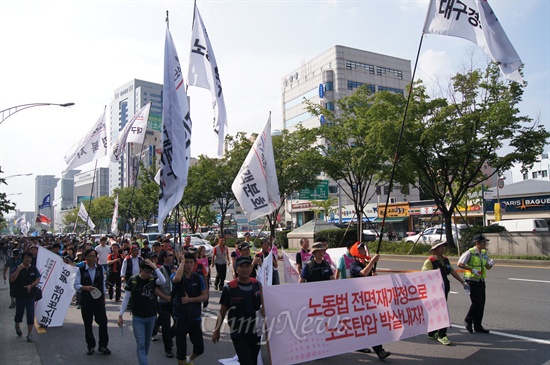 대구경북 민중대회를 마친 노동자들은 반월당에서 대구노동청까지 4KM를 행진했다.