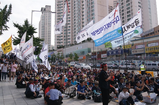 민주노총 대구본부와 경북본부 주최로 대구경북 민중대회가 2000여 명이 모인 가운데 반월당네거리에서 열렸다.