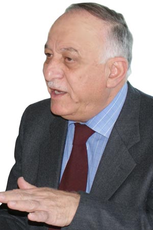 마흐디 압둘 하디(팔레스타인 국제문제 연구소장)