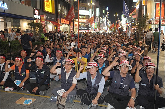  29일 저녁 서면에서 열린 부산민중대회에는 1500여명이 모여 경비업법 전면폐기, 비정규직 철폐와 노동악법 개정, 한중 FTA 저지 등을 함께 외쳤다. 