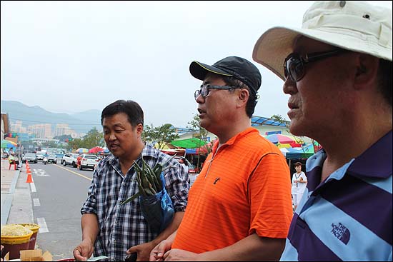  저녁 찬거리를 준비하기 위해 장을 보는 윤통일 회장(왼쪽).