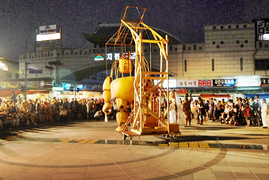 2012 수원화성국제연극제 중 '예술무대 산'이 거리공연으로 준비한 '선녀의 날개를 찾아서'가 공연되고 있다 