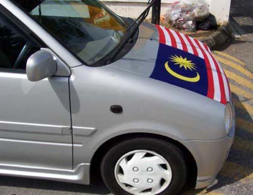 독립기념일을 기념하기 위해 자동차에 부착한 국기