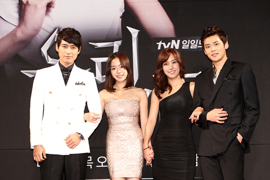  tvN 새 아침드라마 <유리가면>에 출연하는 배우들, (왼쪽부터) 이지훈·서우·김윤서·박진우가 30일 서울 장충동 그랜드 앰배서더 호텔에서 열린 제작발표회에 참석했다. 