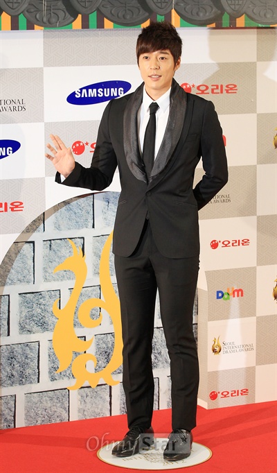  30일 오후 서울 장충동 국립극장에서 열린 <2012 서울드라마어워즈>레드카펫에서 진행을 맡은 배우 서지석이 손을 들어 인사하고 있다.