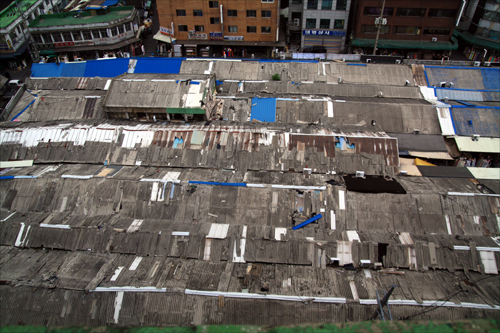 높은 건물 옥상에서 바라보면 아직까지 적지 않게 슬레이트 지붕이 남아 있음을 알 수 있다. 사진은 서울 숭인동.