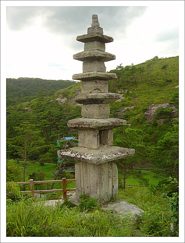 세로줄무늬를 하고 동쪽 바위위에 시원하게 서있다
