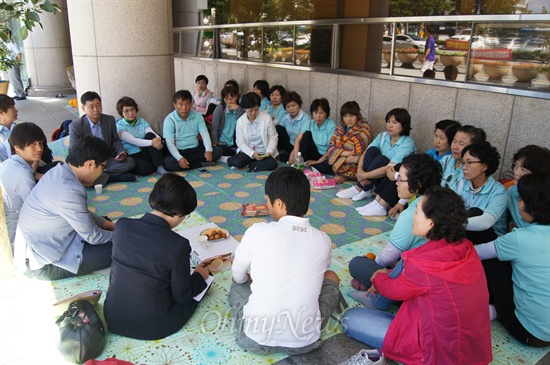 통합진보당 김미희 의원이 31일 오전 대구시청 앞에서 농성을 벌이고 있는 시지노인병원 노동자들을 찾아 면담을 가졌다.