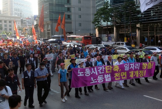  31일 민주노총이 '8월 총파업 승리 결의대회'에서 명동 주변을 행진하고 있다.