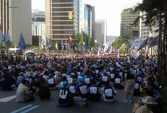  31일 오후 민주노총이 을지로입구역 사거리를 점거하고 '8월 총파업 승리 결의대회'를 진행하고 있다.