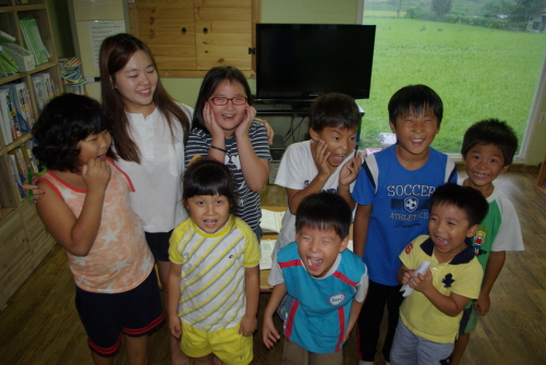 지금은 김진영교사와 아이들이 해맑은 표정으로 자리를 함께 했다. 제각기 다른 표정에서 그들의 다양한 가능성을 엿본다. 