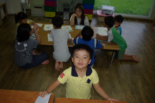 지금은 김진영 교사와 아이들이 한 자리에 앉아 수업을 하고 있다. 바로 앞에서 한 아동이 해맑게 웃고 있다. 