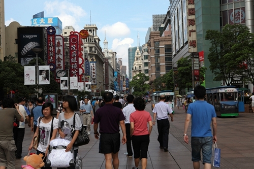 중국 상하이 최고 번화가. 언제나 많은 여행객으로 붐빈다.
