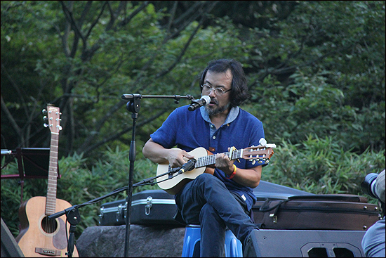 일철 스님과 함께 '무등산 풍경소리'를 처음으로 연 임의진 목사가 '무등산 풍경소리 10주년 공연'에서 노래를 하고 있다.