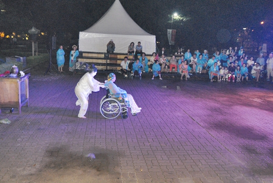 휠체어를 타고 있던 할머니를 모시고 나온 서승아. 행위예술에는 관객들도 곧잘 배우가 된다 