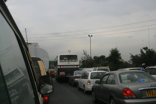 케냐 수도 나이로비의 교통체증 모습. 15분 거리를 한 시간 걸려 도착했다