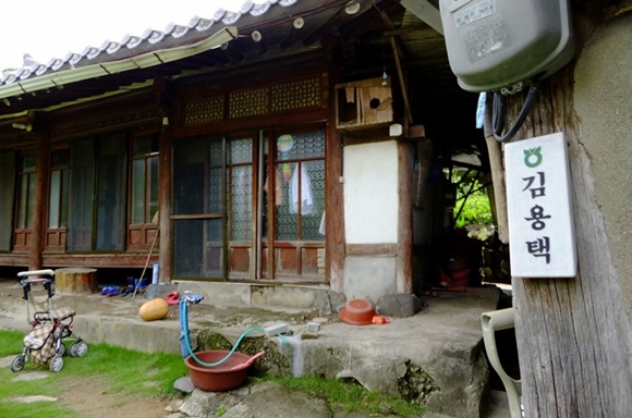 김용택 시인이 어릴적 살았다는 집엔 늙으신 어머니가 살고 계신다. 