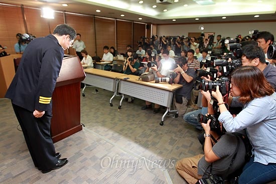 김기용 경찰청장이 3일 오후 서울 미근동 경찰청 북관 1층에서 "잇단 성폭력 등 강력범죄 발생에 대해 치안 총책임자로서 죄송스럽게 생각한다"며 '성폭력ㆍ강력 범죄 총력 대응을 위한 종합대책'을 발표한 뒤 고개숙여 인사하고 있다.