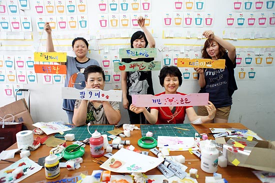 남문시장 상인들이 참여하는 시장통 문화학교 미술교실.