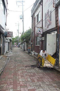 고물을 줍는 노인 모두가 조금씩 더 행복해지는 사회, 아직도 꿈꾸고 있다