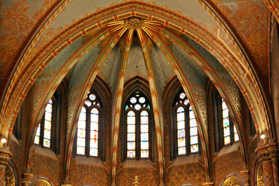 네오 고딕 양식의 성당 내부
