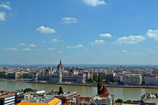 어부의 요새에서 내려다 본 부다페스트 풍경. 가운데 붉은 돔 지붕이 헝가리 국회의사당이다.