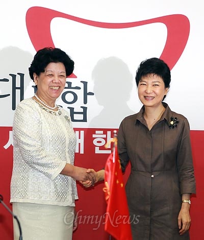 박근혜 새누리당 대선후보가 4일 오전 국회에서 중국 전인대상무위원회 천즈리 부위원장과 면담에 앞서 악수를 하고 있다.
