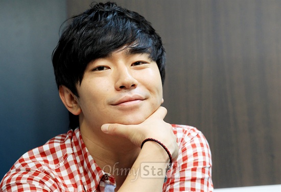  tvN드라마 <응답하라 1997>에서 방성재 역의 배우 이시언이 3일 오전 서울 상암동 오마이스타 사무실에서 미소지으며 포즈를 취하고 있다.