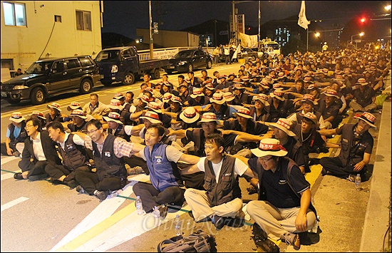 4일 부산 반여동 PSMC 본사 앞에서 열린 풍산 마이크로텍 투쟁 10개월 집중집회에서 참석자들이 어깨동무를 하고 함께 노래를 부르고있다. 