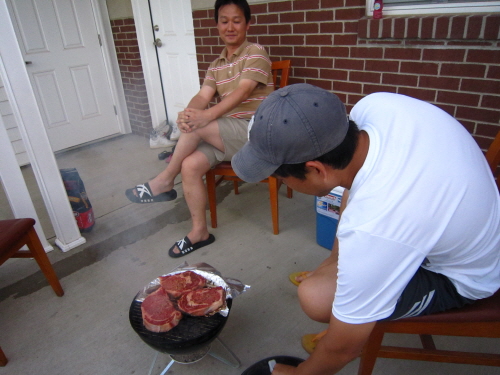 한국에서라면 엄두도 못 낼 소고기 바비큐 파티가 내 눈 앞에 있다. 미국에서는 소고기와 돼지고기 가격이 거의 비슷하다.