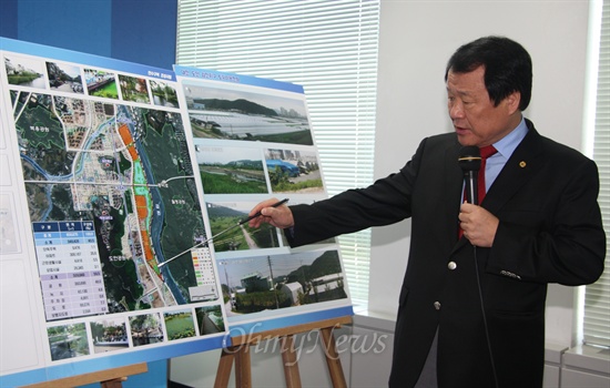 지난 5일,  정례브리핑에 나선 염홍철 대전시장이 '대전도안 갑천지구 친수구역조성사업'에 대해 설명하고 있다.