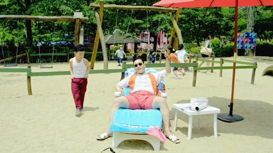 싸이의 ‘강남스타일’ 뮤직비디오, 왼쪽이 황민우 군