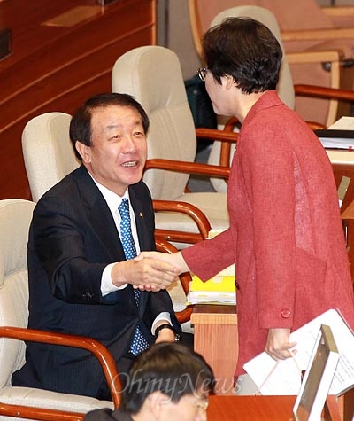  공천헌금 사건으로 새누리당에서 제명된 현영희 의원(무소속)이 6일 오전 국회 본회의에서 진행된 자신에 대한 체포동의안 표결에 참여한 뒤, 표결에 앞서 체포동의안 이유를 설명한 권재진 법무부장관과 악수를 하고 있다.