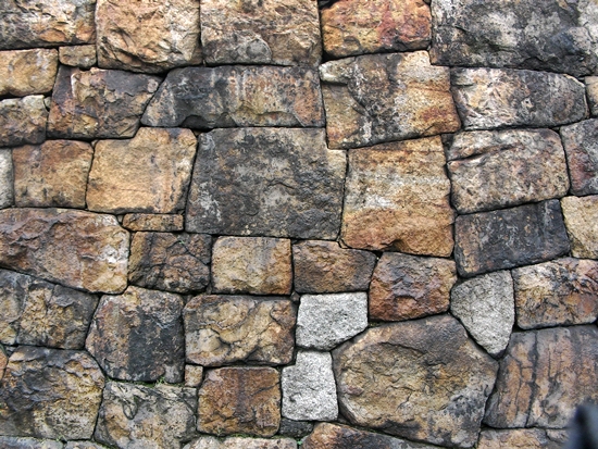 정조 당시 돌로 쌓은 부분은 색이 틀리다. 중간에 보수를 한 성돌이 보인다