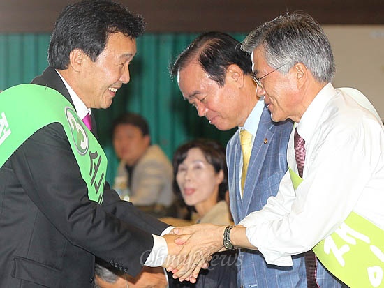  6일 오후 광주 염주체육관에서 열린 민주통합당 대통령후보 선출을 위한 광주전남 순회경선에서 손학규-문재인 후보가 악수하고 있다.