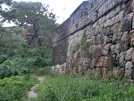 성벽이 움푹 들어간 곳은 밑엔 기단을 돌로 쌓고, 위는 벽돌로 쌓은 곳이 있다