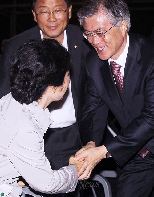 문재인 민주통합당 대선 경선 후보와 박근혜 새누리당 대선 후보가 6일 저녁 2012 광주비엔날레 개막식에 참석해 악수하고 있다. 