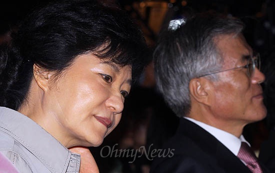 6일 저녁 2012 광주비엔날레 개막식에 참석한 박근혜 새누리당 대선 후보가 잠시 생각에 잠겨 있다. 오른쪽은 문재인 민주통합당 대선 경선 후보.