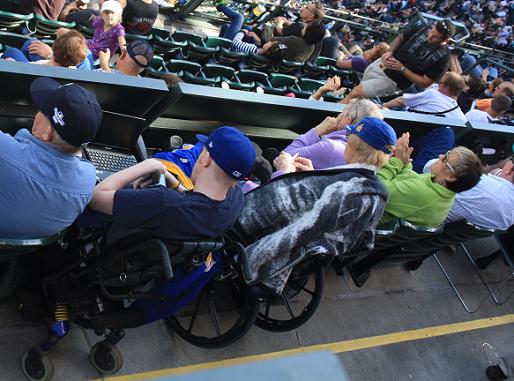 시애틀 야구장을 찾은 사람들, 휠체어를 타고 온 사람을 위해 좌석이 따로 마련되어 있다.