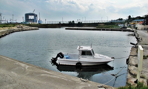 얼핏보면 평범한 어항처럼 보이는 포항시 북구 용한2리. 정부가 영일만항 조성 시 매립하지 않은 탓에 못으로 변해버렸다.