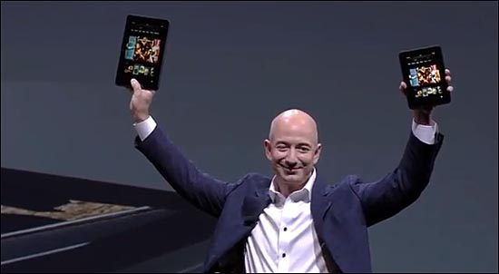 제프 베조스 아마존닷컴 CEO가 6일(현지시간) 미국 캘리포니아주 샌터모니카에서 열린 기자간담회에서 새 태블릿 '킨들 파이어 HD'를 소개하고 있다.(아마존닷컴 유튜브 동영상 갈무리) 