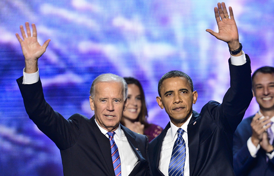 지난 6일(현지시각) 열린 미국 민주당 전당대회에서 버락 오바마 현 대통령과 조 바이든 부통령 후보자가 청중들에게 손을 흔들고 있다. 