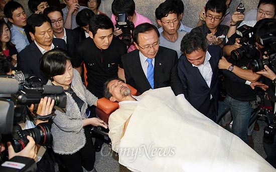 통합진보당 분당 위기의 책임을 통감하며 단식농성을 벌였던 강기갑 대표가 7일 오후 5일째 농성을 벌였던 대표실에서 들것에 실려나와 병원으로 옮겨지고 있다.