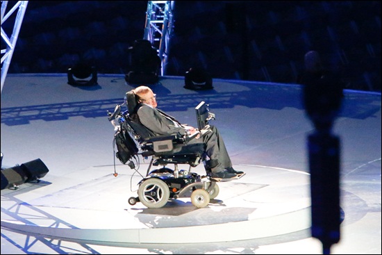  8월 29일(현지시간) 영국 런던 올림픽 스타디움에서 열린 2012 런던 장애인 올림픽 개막식에서 세계적인 물리학자 스티븐 호킹 박사가 축사를 하고 있다. 