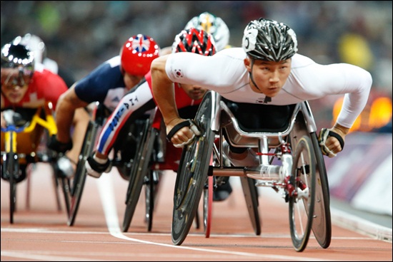  2012 런던 장애인 올림픽 개막식에서 한국 선수단 '기수'를 맡았던 김규대 선수는 휠체어 육상 1500m에서 동메달을 땄다. 